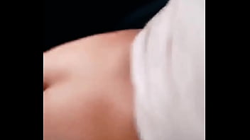 Se abre las nalgas y ya tiene la cola dilatada