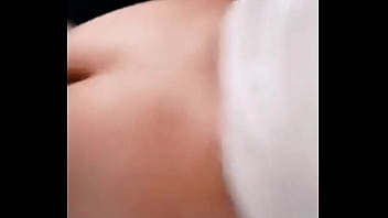 Se abre las nalgas y ya tiene la cola dilatada