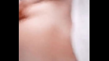 Se abre las nalgas y ya tiene la cola dilatada