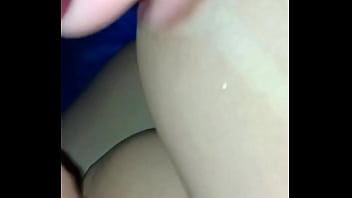 Que rico lo chupa esta zorra y me pone su gran culo de ladito