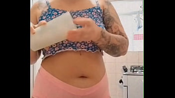 Coloquei um mini shorts e fui me exibir na internet só não gozou quem não quis