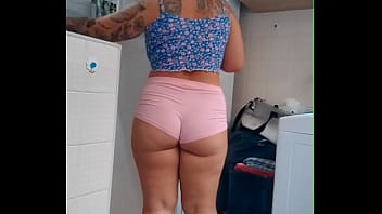 Coloquei um mini shorts e fui me exibir na internet só não gozou quem não quis