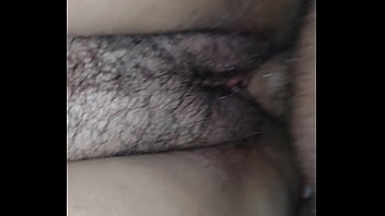 Mostrando o bucetão querendo mais uma vadia para participar da putaria