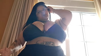 Bbw fumando com os peitos de fora na janela do motel mary jhuana