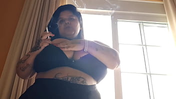 Bbw fumando com os peitos de fora na janela do motel mary jhuana