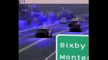 Branco escapando de quatro rapazes negros