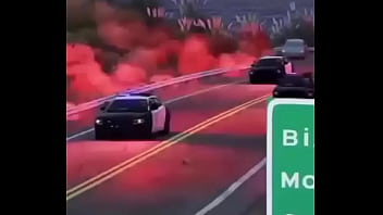 Branco escapando de quatro rapazes negros