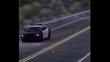 Branco escapando de quatro rapazes negros