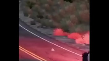 Branco escapando de quatro rapazes negros