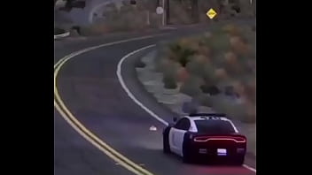 Branco escapando de quatro rapazes negros