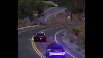 Branco escapando de quatro rapazes negros