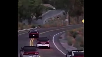 Branco escapando de quatro rapazes negros