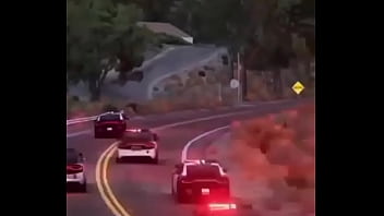 Branco escapando de quatro rapazes negros