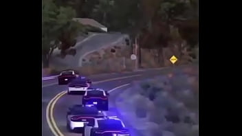 Branco escapando de quatro rapazes negros