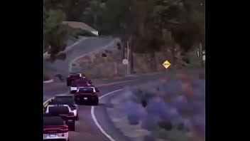 Branco escapando de quatro rapazes negros