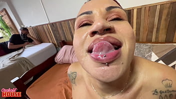 Marido corno reúne amigos pauzudos para ver a esposa numa suruba com eles Marido corno reúne amigos pauzudos para ver a esposa numa suruba com eles