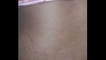 Enchendo o rabo da preta de leite