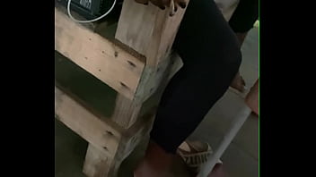 Slim waist bitch with a puffy pussy flashes at public beach