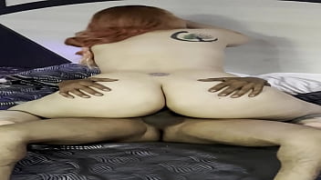 Mi vecina me llama por whatsapp y me dice que el cornudo ya se fue a trabajar que no tarde por que ya tiene escurriendo la panocha