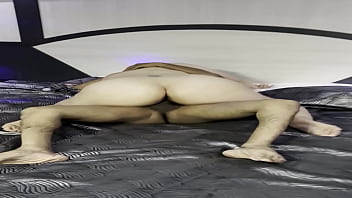 Mi vecina me llama por whatsapp y me dice que el cornudo ya se fue a trabajar que no tarde por que ya tiene escurriendo la panocha