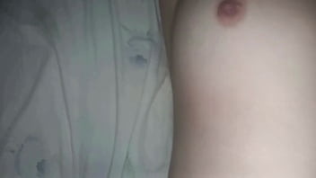 Esporrando a linda xoxota da minha ruiva