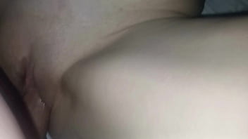 Esporrando a linda xoxota da minha ruiva