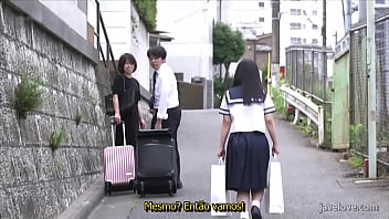 Primas se reencontram depois de anos legendado em português