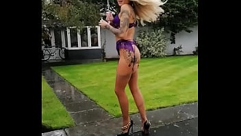 I'm singing in the rainoh non je vais être une petite chatte toute