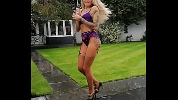 I'm singing in the rainoh non je vais être une petite chatte toute