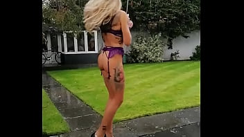 I'm singing in the rainoh non je vais être une petite chatte toute