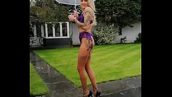 I'm singing in the rainoh non je vais être une petite chatte toute