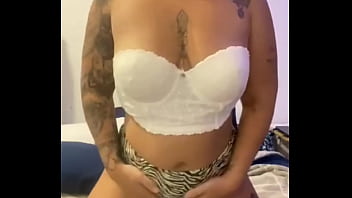 Vem gozar gostoso nos meus peitos e axilas