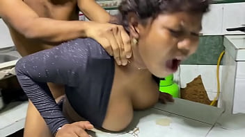 Llega el novio de mi jefa y el me dar una buena follada que le saco toda su leche con una buena mamada