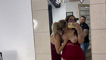 Minha meia irmã bianca chegou do interior eu peguei ela se masturbando na frente do espelho no meu quarto não aguentei e peguei ela de jeito com meu meio irmão