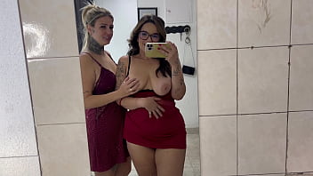 Minha meia irmã bianca chegou do interior eu peguei ela se masturbando na frente do espelho no meu quarto não aguentei e peguei ela de jeito com meu meio irmão