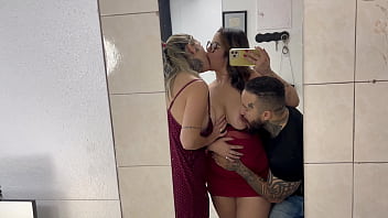 Minha meia irmã bianca chegou do interior eu peguei ela se masturbando na frente do espelho no meu quarto não aguentei e peguei ela de jeito com meu meio irmão