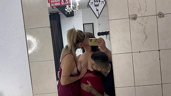 Minha meia irmã bianca chegou do interior eu peguei ela se masturbando na frente do espelho no meu quarto não aguentei e peguei ela de jeito com meu meio irmão