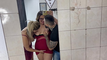 Minha meia irmã bianca chegou do interior eu peguei ela se masturbando na frente do espelho no meu quarto não aguentei e peguei ela de jeito com meu meio irmão