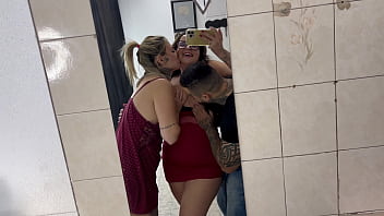 Minha meia irmã bianca chegou do interior eu peguei ela se masturbando na frente do espelho no meu quarto não aguentei e peguei ela de jeito com meu meio irmão