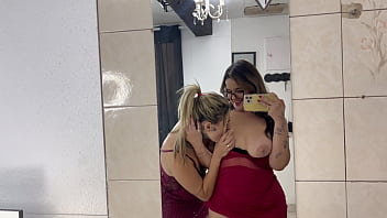 Minha meia irmã bianca chegou do interior eu peguei ela se masturbando na frente do espelho no meu quarto não aguentei e peguei ela de jeito com meu meio irmão