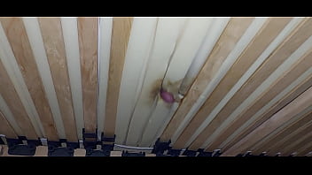 Masturbare Cu Gaura Saltelei Si Ejaculare Sperma Sub Pat thumbnail