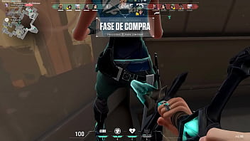 Comendo maciel com uma espada