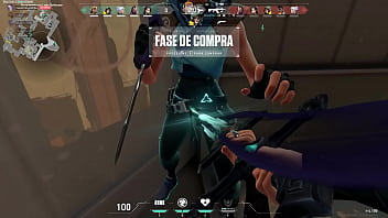 Comendo maciel com uma espada