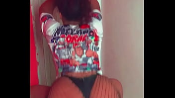 Negra de favela rebolando seu ganha pão