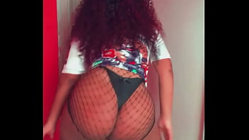 Negra de favela rebolando seu ganha pão