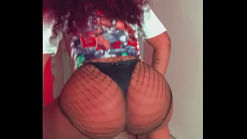 Negra de favela rebolando seu ganha pão