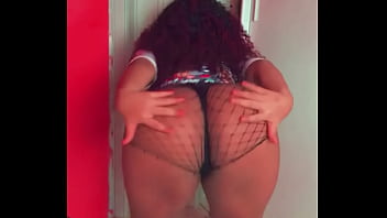 Negra de favela rebolando seu ganha pão