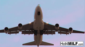 Hot babe bangs on the plane