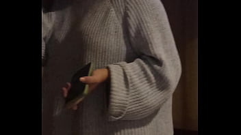 Esperando en el hotel para nuestra sesión amatoria y ella le manda mensaje a su novio