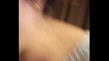 Esperando en el hotel para nuestra sesión amatoria y ella le manda mensaje a su novio